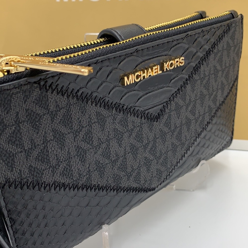 MICHAEL KORS
Black MULTI
LG DOUBLE ZIP WRSTLT
Crocodile Leather Snakeskin - Picture 10 of 12